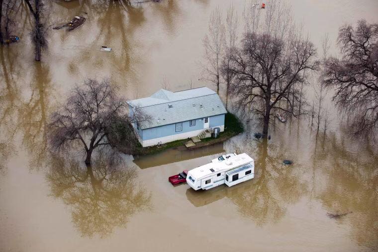 Image: Am Oroville home is surrounded by flood waters