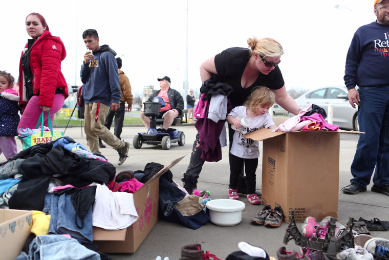 Image: Desiree Garcia and her daughter Kay'lee, of Oroville, sift through donated clothing at a Red Cross relief center in Chico, California