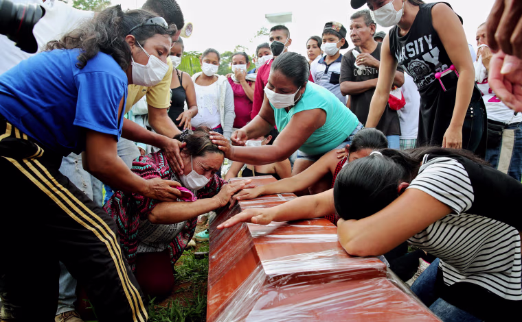 Image: People mourn loved ones at a mass funeral after a mudslide hit Mocoa