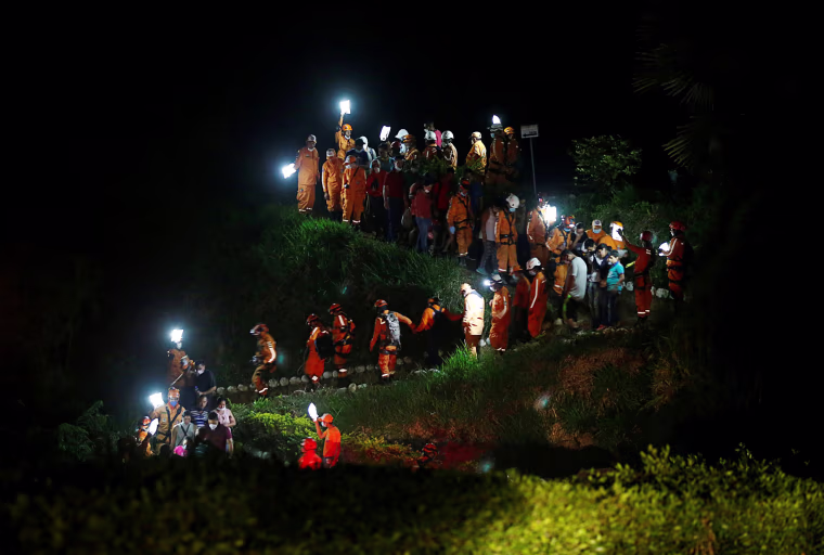 Image: Colombian civil defense workers bury the coffin of Jesus Diago