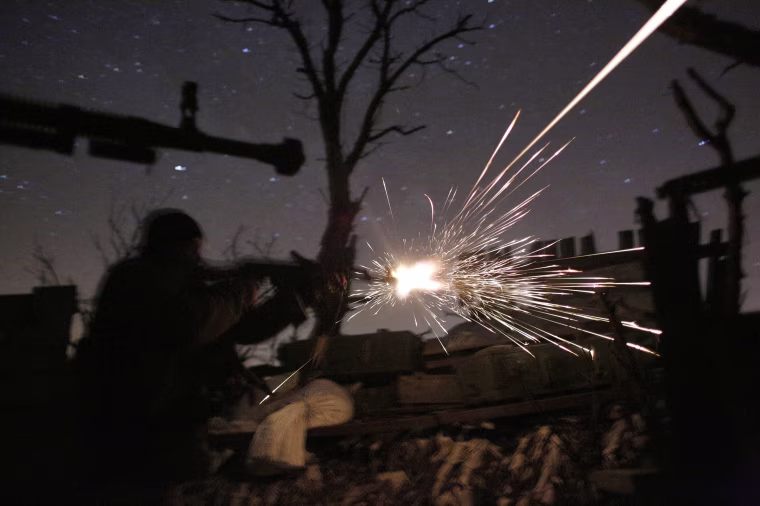 Image: Ukrainian servicemen fire machine guns during fighting with pro-Russian separatists