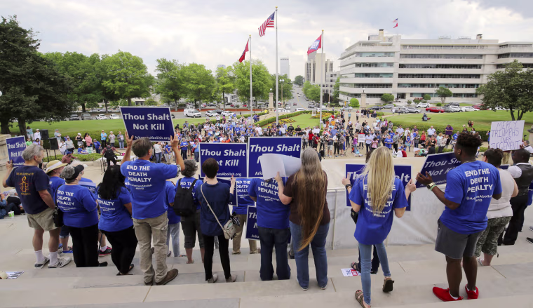 Image: Crowds gather at a rally opposing Arkansas' upcoming executions