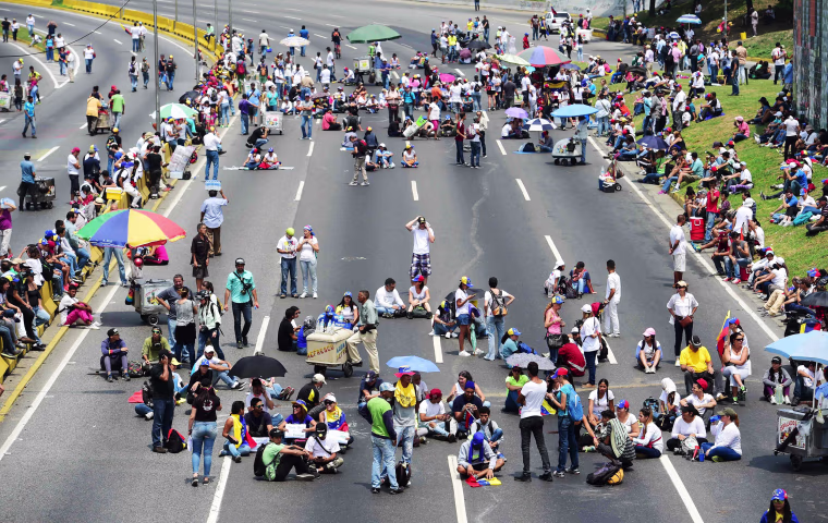 Image: Opposition activists organize a sit-in to block the Francisco Fajardo motorway in Caracas