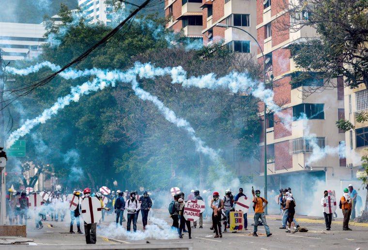 Image: Opposition demonstrators and riot police clash during a protest against President Maduro in Caracas on May 3, 2017.