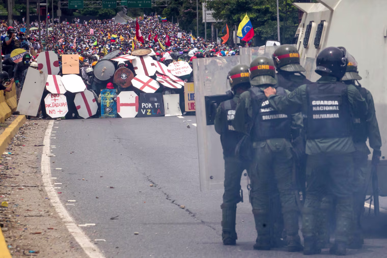 Image: Opposition demonstrators clash with the Bolivarian Guard in Caracas, Venezuela, May 3, 2017.
