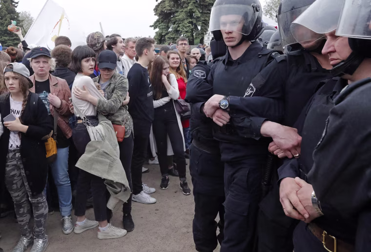 Image: Russian police officers face participants of an unauthorized anti-corruption rally