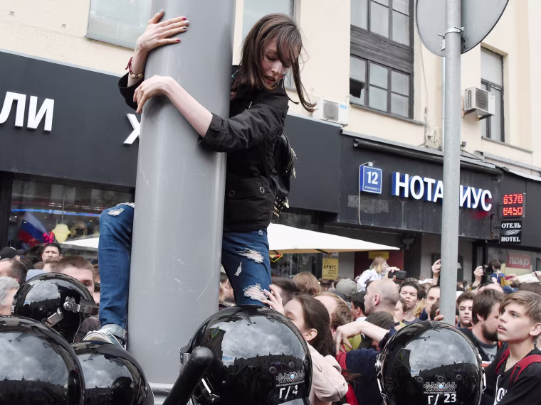 Image: Participants of an unauthorized opposition rally gather in Tverskaya street in central Moscow