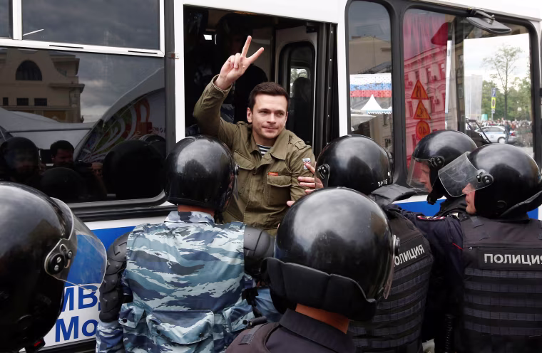 Image: Riot police detain Russian opposition figure Ilya Yashin during an anti-corruption protest organised by opposition leader Alexei Navalny, in central Moscow