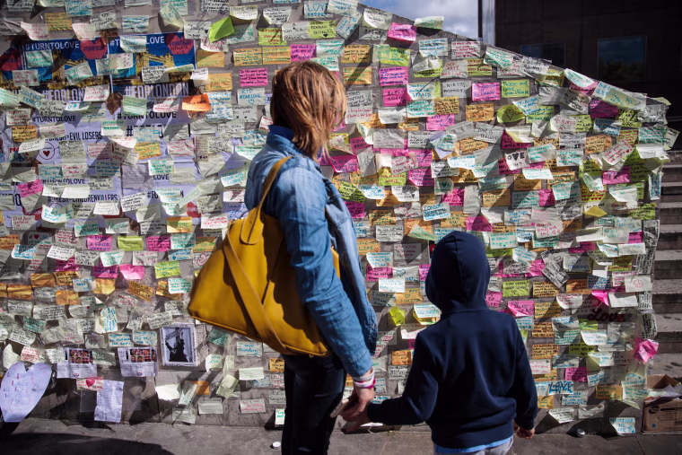 Image: Passersby visit a memorial to victims of the London Bridge attack
