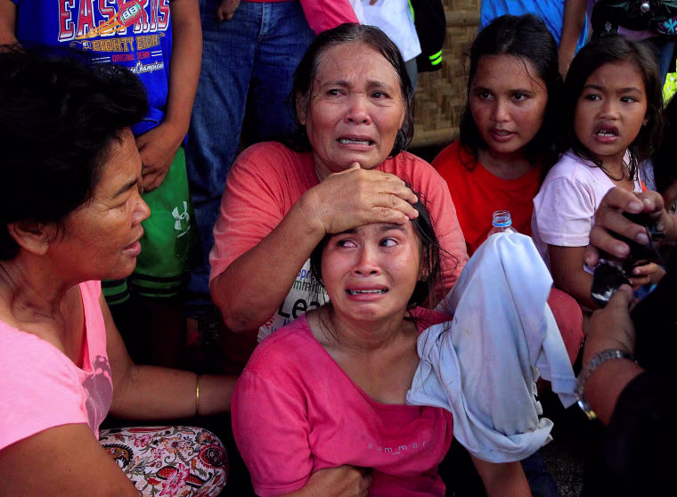 Image: Philippine residents waiting to leave their homes