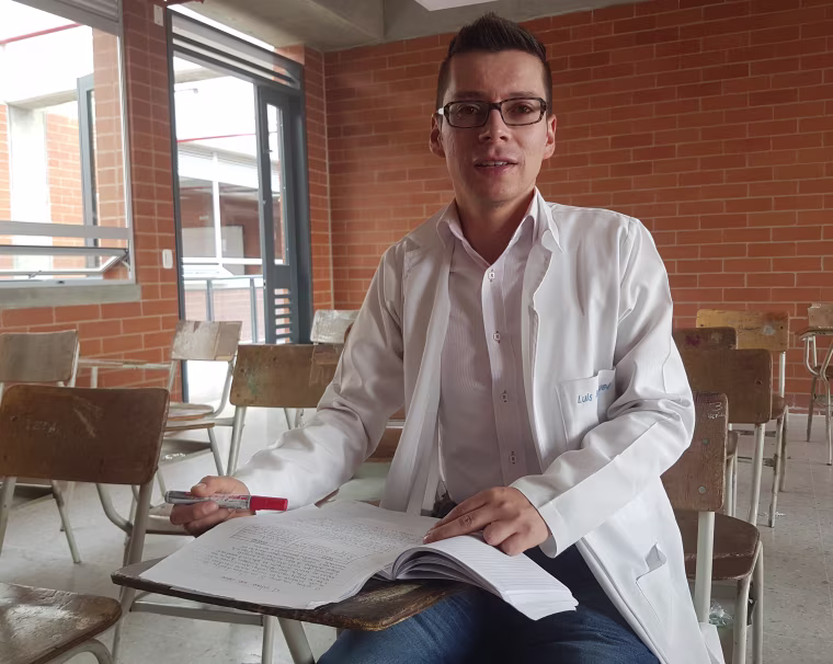 Image: Mr. Bermúdez at desk