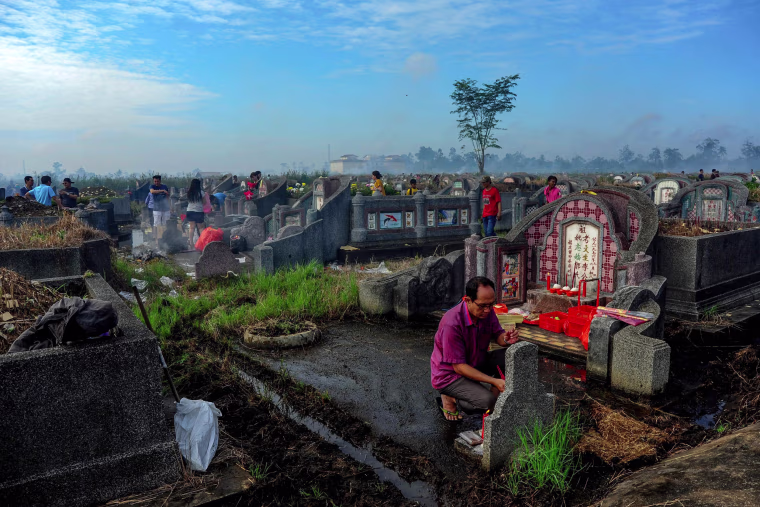 Image: Ethnic Chinese Indonesians visit their ancestral graves at a cemetery in West Kalimantan