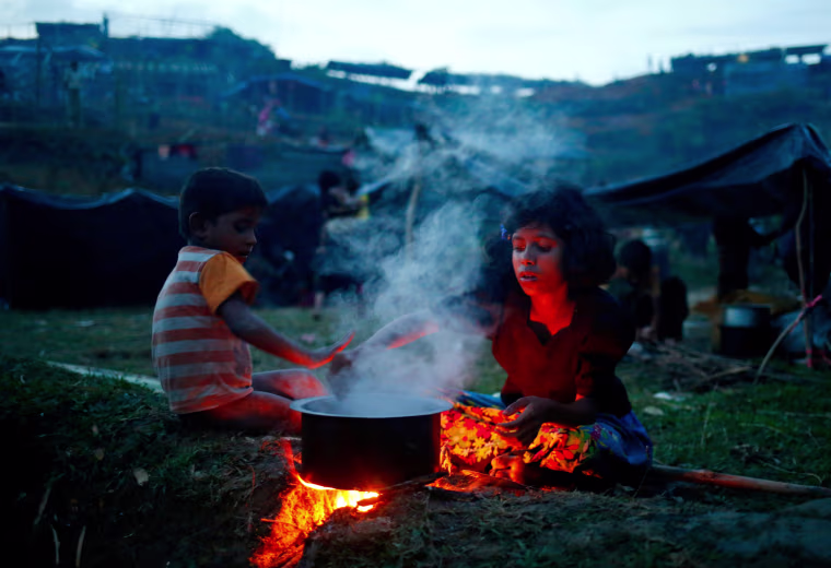 Image: A Rohingya refugee girl cooks a meal near Balukhali in Cox's Bazar