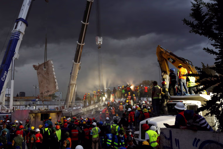 Image: Rescue workers and Mexican soldiers take part in a rescue operation at a collapsed building after an earthquake at the Obrera neighborhood in Mexico City