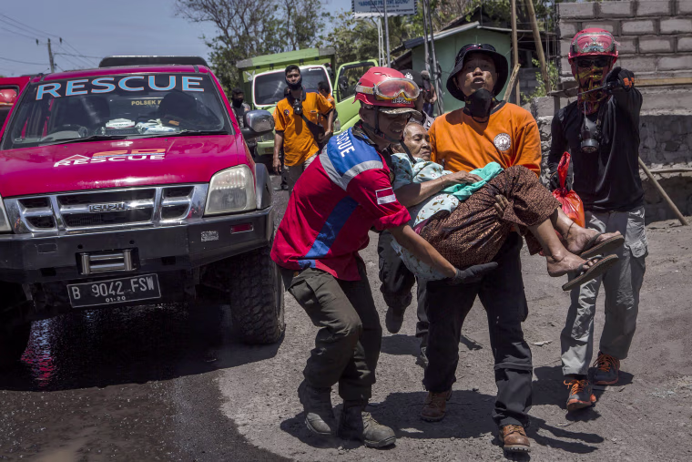 Image: Indonesians Prepare For Volcanic Eruption In Bali