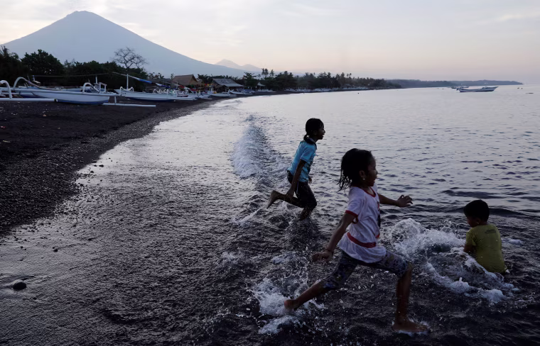 Image: Mount Agung volcano evacuation