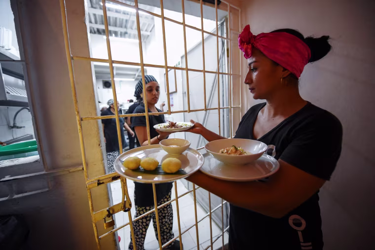 Image: Colombian inmates work at the Interno restaurant