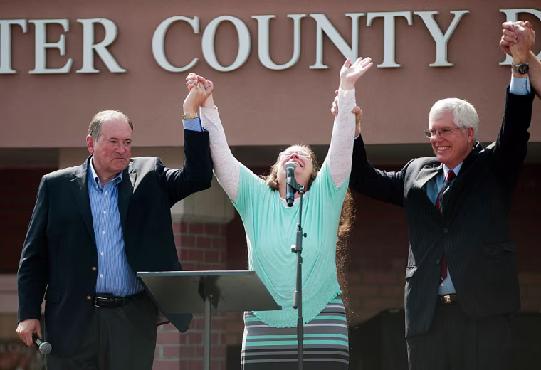 Rowan County Clerk Kim Davis holds her hands in the air with her attorney Mat Staver (R) and Republican presidential candidate Mike Huckabee in front of the Carter County Detention Center on September 8, 2015 in Grayson, Kentucky.