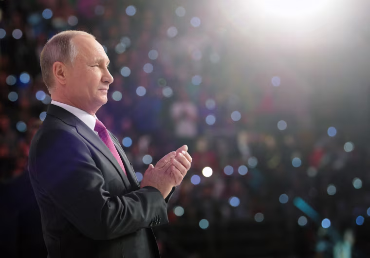 Image: Russsian President Vladimir Putin attends a forum of Russian volunteers in Moscow