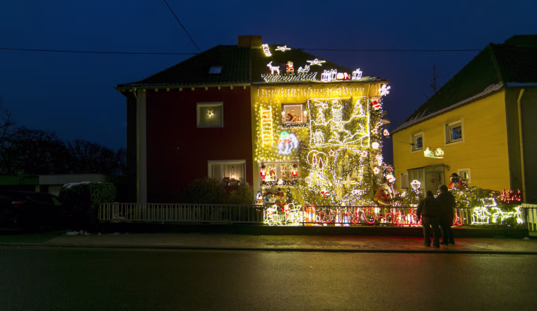 Image: Illuminated Christmas House in Voelklingen