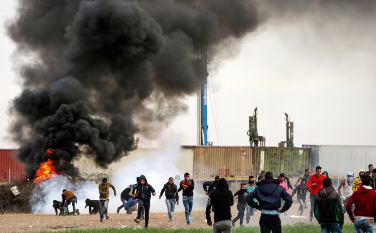 Image: Palestinian protesters clash with Israeli forces near the Israel-Gaza border east of the southern Gaza strip city of Khan Yunis