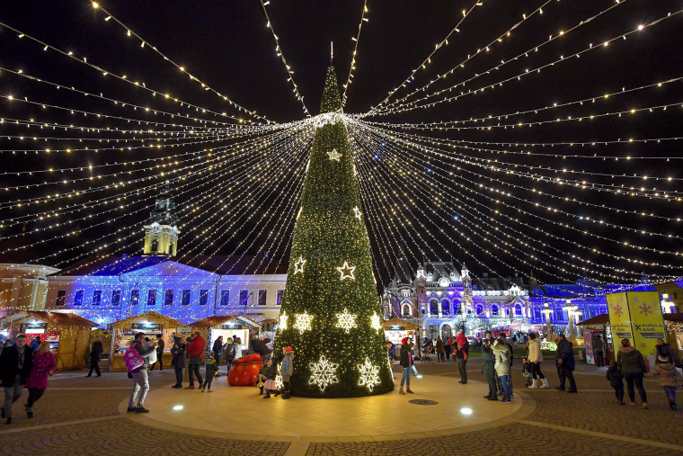 Image: Christmas decorations at the main square of Nagyvarad (Oradea)