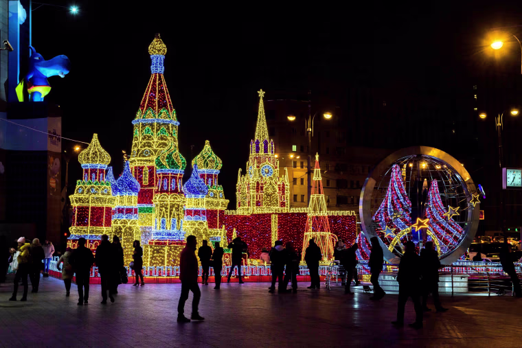 Image: RUSSIA-HOLIDAYS-DECORATION
