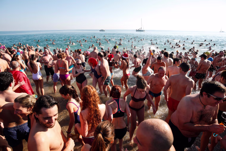 Image: SPAIN-SWIMMING-NEW-YEAR-CELEBRATIONS