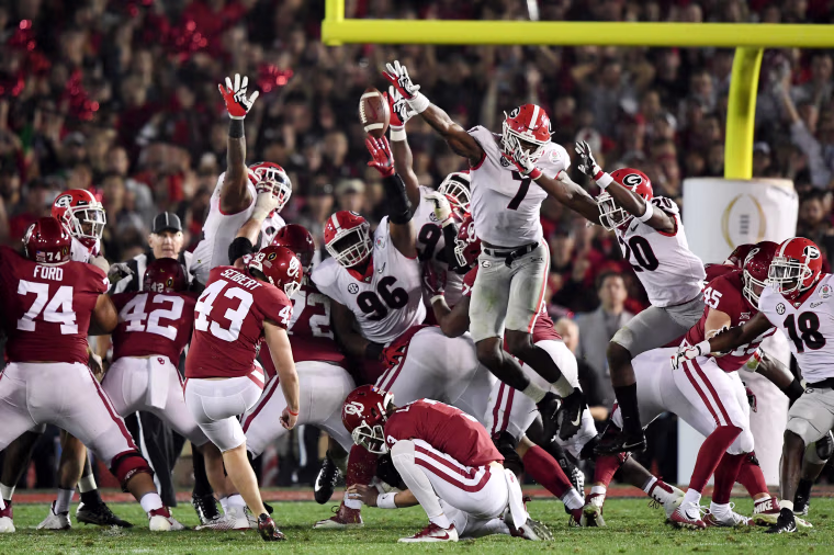 Image: Georgia linebacker Lorenzo Carter blocks a field goal attempt by Oklahoma kicker Austin Seibert