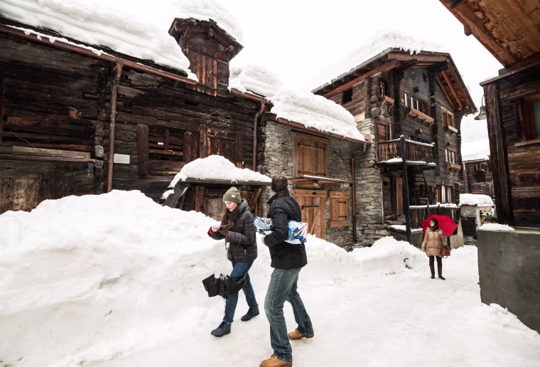 Image: Thousands of tourists stranded in Zermatt due to weather