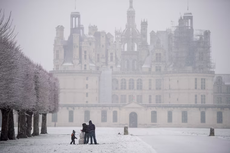 Vistors build a snowman at the Ch?teau de Chambord on Feb. 6.