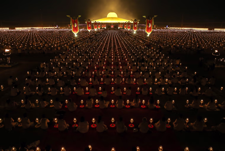 Image: Thousands join Buddhist monks praying at the Wat Phra Dhammakaya temple during a ceremony on Makha Bucha Day