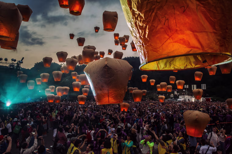 Image: Tourists release thousands of lanterns during a festival to celebrate the last day of the Lunar New Year