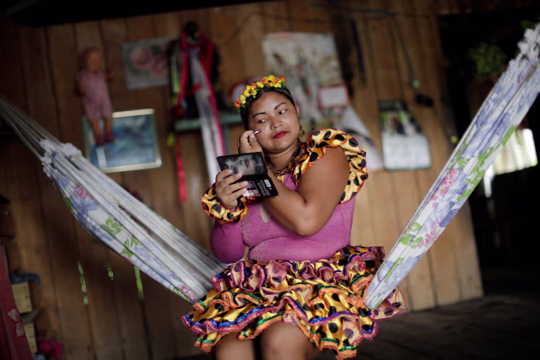 Image: A member of the "Bloco Bambas da Folia" group puts on makeup