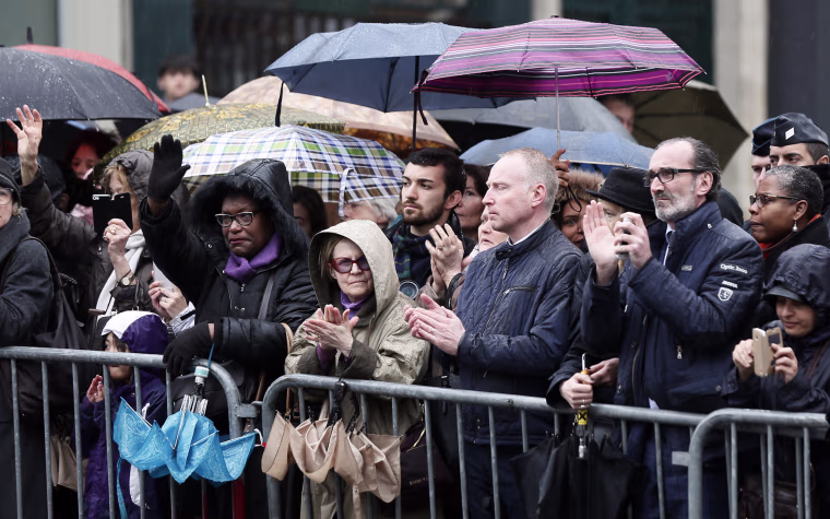 Image: People applaud while the coffin of late Lieutenant Colonel Arnaud Beltrame leaves the Pantheon