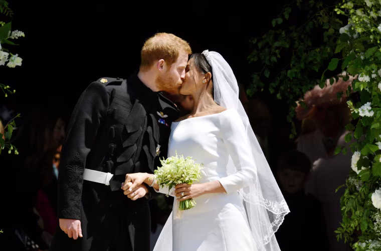Image: Prince Harry and Meghan Markle kiss on the steps of St George's Chapel