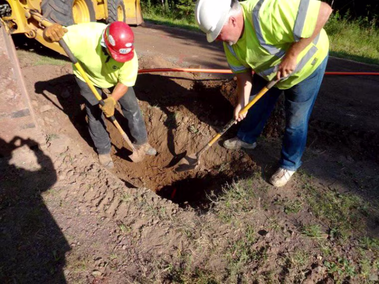 Imaeg: Lake Connections crew laying fiber underground in Blueberry Hill, Minnesota.
