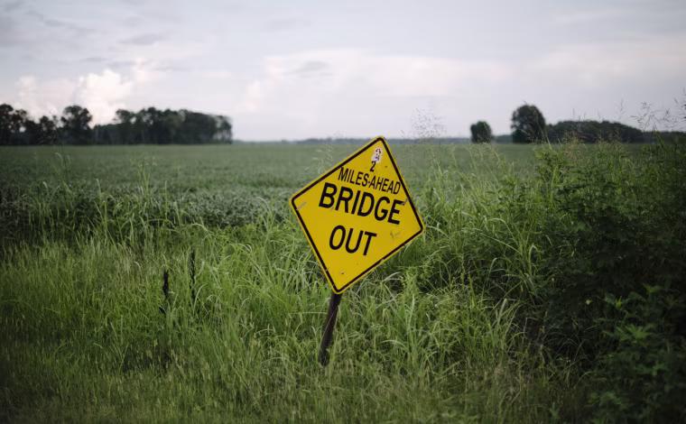 Image: A sign denoting a closed bridge in Washington County near Greenville