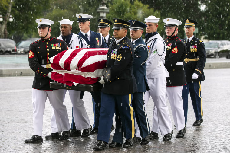 Image: Senator John McCain lies in state at US Capitol