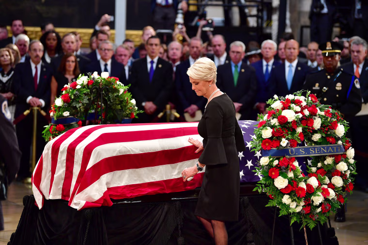 Image: U.S. Senator John McCain lies in state in the U.S. Capitol Rotunda in Washington