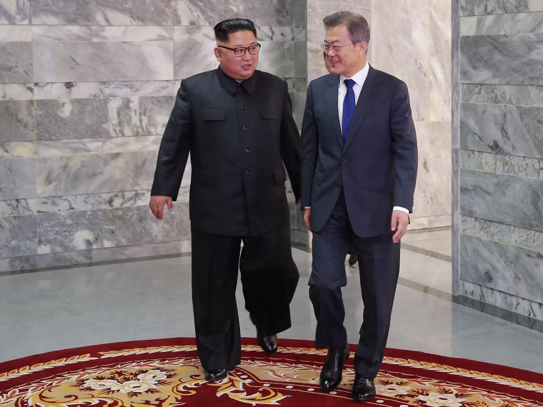 Image: Moon Jae-in and Kim Jong Un on May 26