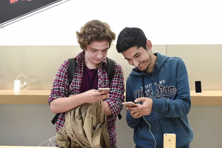 Image: Apple customers in Istanbul, Turkey