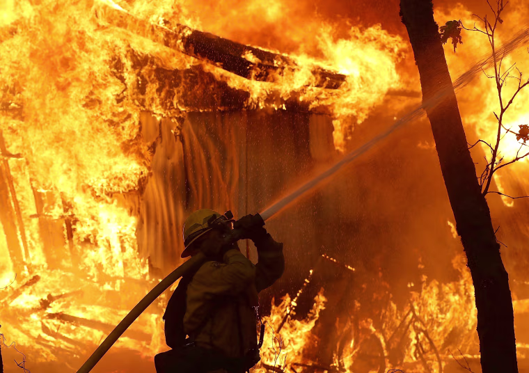 Image: Rapidly-Spreading Wildfire In California's Butte County Prompts Evacuations