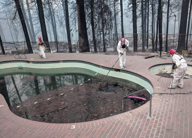 Image: Forensic investigators search a community swimming pool for victims of the Camp Fire in Paradise
