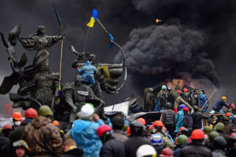 Image: Anti-government protesters continue to clash with police in Independence square, despite a truce agreed between the Ukrainian president and opposition leaders