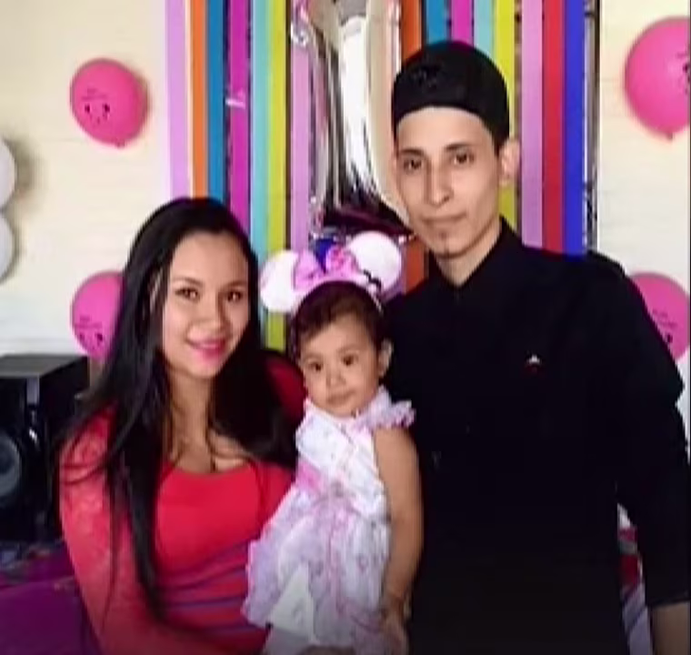 Oscar Alberto Martinez Ramirez with his wife Tania Vanessa Avalos and their daughter, Valeria.