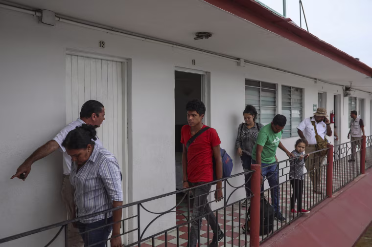 Image: Central American migrants are detained during a raid by Mexican immigration agents at the Azteca Hotel in Veracruz, Mexico