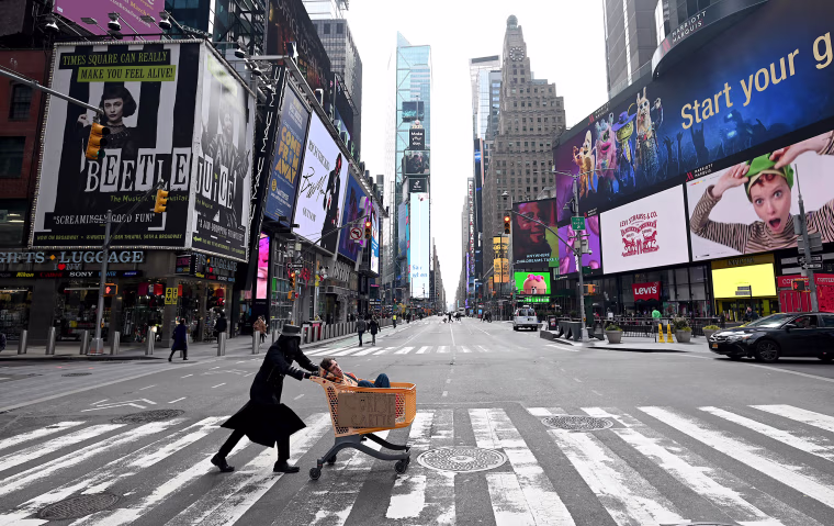 Image: Social distancing in New York 