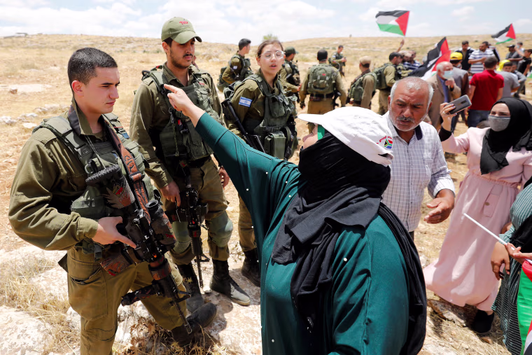 Image: Palestinians argue with Israeli soldiers 