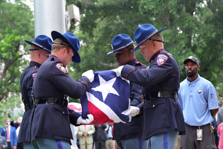 Image: Mississippi removes Confederate emblem from state flag